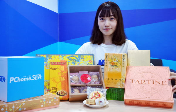 PChomeSEA is dedicating a webpage featuring selected mooncakes brands from Taiwan offering free shipping for purchases over SG$60 and discounts starting at 15% off.