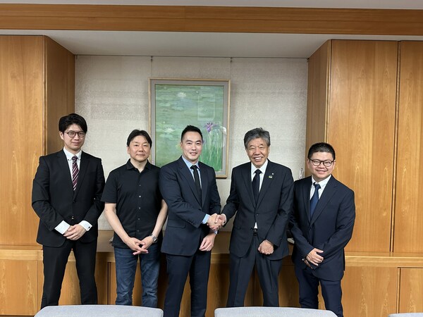 From Left to Right: GrowHub Japan Country Head: Daiki Nakaoka, Prof Masanori Nakatani, The GrowHub CEO: Lester Chan, Kyoto Prefecture Vice Governor: Akimasa Yamashita, The GrowHub’s Adviser: Tan Wei