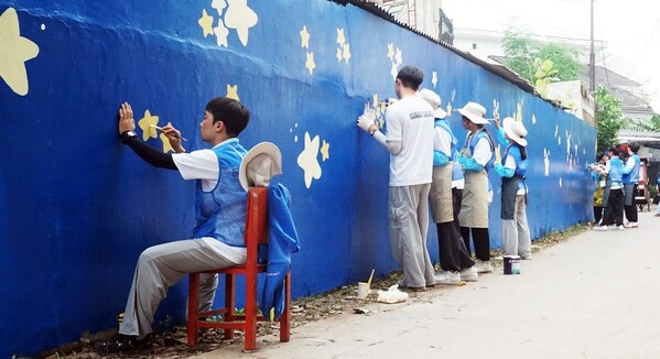 KT&G, a global company headquartered in South Korea, has sent college student volunteers to Indonesia last month to celebrate the 50th anniversary of diplomatic relations between Indonesia and South Korea. In the photo, volunteers are painting murals at the elementary school near the Bogor Region.