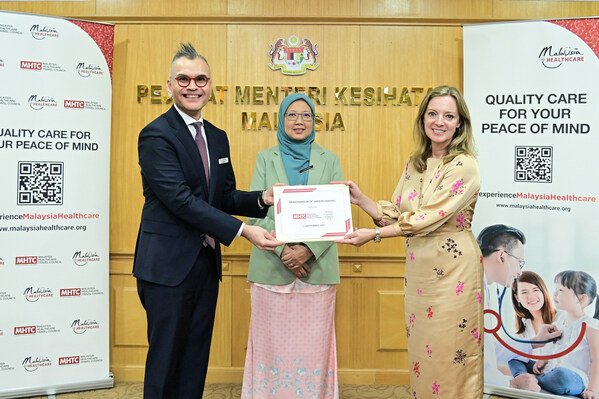 (From Left) Farizal B. Jaafar, Acting CEO of MHTC; Dr. Zaliha Mustafa, Honourable Minister of Health, Malaysia; and Dr. Stacey Rizza, Executive Medical Director of Mayo Clinic, Asia-Pacific region, at the MoU signing between MHTC and Mayo Clinic.