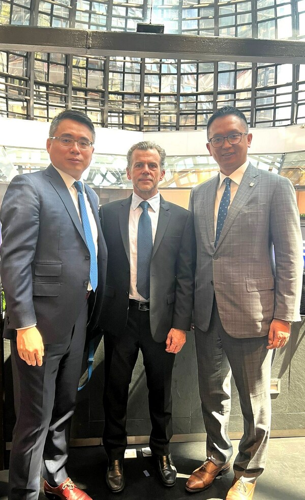 From left to right: Wei Qiang Zhang (Managing Director of ATFX UK), José Oriol (CEO of the Mexican Stock Exchange), Joe Li (Chairman of ATFX)