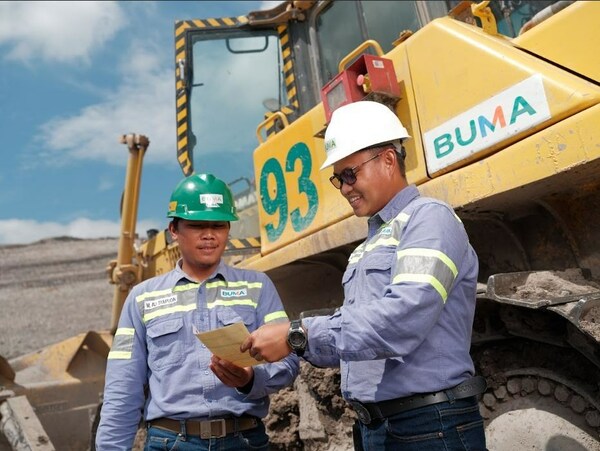 Two employees of PT Bukit Makmur Mandiri Utama (BUMA), a subsidiary of Delta Dunia Makmur Tbk (Delta Dunia Group), at one of BUMA's operational areas. Delta Dunia Group has recorded strong financial growth in the first half of 2023. Delta Dunia Group achieved a surge in total revenue to USD0.86 billion (IDR13.35 trillion), or 19% year-on-year (YoY) growth, and an increase in EBITDA to USD175 million (IDR2.71 trillion), or an increase of 7% YoY.