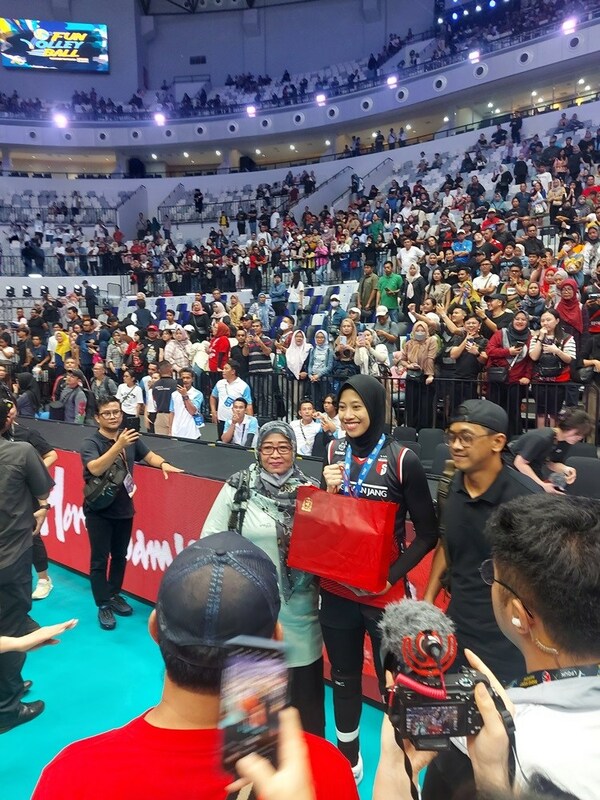 After the game on the 20th, Megawati received the gift of Jung Kwan Jang with his mother (left) and brother (right) After the game on the 20th, Megawati received the gift of Jung Kwan Jang with his mother (left) and brother (right)