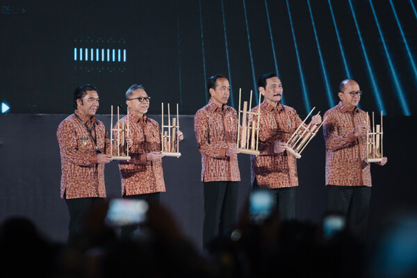President Joko Widodo symbolically played the angklung together to officially open 39th Trade Expo Indonesia