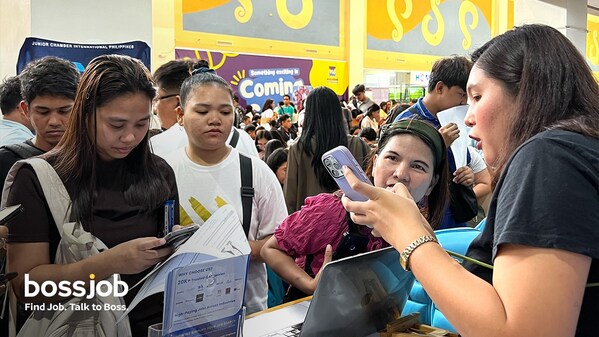 Caption: Bossjob actively participated in the PESO Malabon City Job Fair, connecting numerous female job seekers with career opportunities and personalized job-matching services.