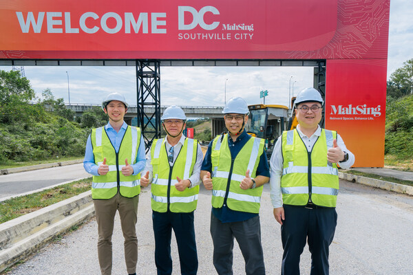 Lionel Leong (first from left), Mah Sing’s Deputy Chief Executive Officer and Executive Director, and Mansor Mohd Kassim (second from the right), the Chief Executive Officer of Front Connect Sdn. Bhd. (“FCSB”), officiate the groundbreaking ceremony of the dedicated fiber trunk linking Mah Sing DC Hub@Southville City and Cyberjaya. Witnessing the event are Tan Sri Dato’ Sri Leong Hoy Kum (second from left), Mah Sing’s Founder and Group Managing Director and Sun Jian Wei (first from right),