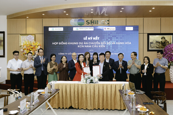 Nguyen Thuy Anh (CEO, GGI Technology) and Pham Hong Diep (Chairman, Shinec) sealed the partnership agreement with a handshake after signing the contract, witnessed by Yvonne Chien (Executive Vice President of TPIsoftware), Do Vuong Phong (General Manager of TPIsoftware Vietnam), Dr. Nguyen Kim Anh (ESG expert), with the attendance of key leaders.