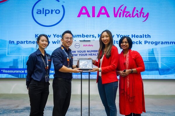 (From left: Pharmacist Dione (Professional Care & Development Manager, Alpro Group); Pharmacist Then Ru Luen (Head of Corporate Business Unit and the Director of Alpro Health); Stephanie Caunter (Director of Customer Insights, Engagement & Digital Experience, AIA Malaysia); Asha Nair (Brand & Communications Director, AIA Malaysia)).