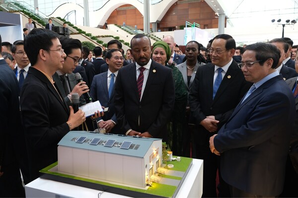 Hai Ho presents Alternō’s technology to Vietnamese Prime Minister Phạm Minh Chính, UN Deputy Secretary-General Amina Mohammed, Ethiopian Prime Minister Abiy Ahmed, Laotian Prime Minister Sonexay Siphandone, and Cambodian Deputy Prime Minister Neth Savoeun at the P4G Summit 2025.