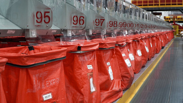 J&T Express Malaysia has successfully implemented the use of recycled polyethylene (PE) woven gunny bags across all warehouses and outlets in West Malaysia.