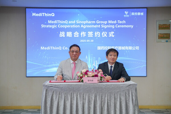 L-R: Seungjoon Im (MediThinQ) and Wang Yiran (Sinopharm) at the signing ceremony