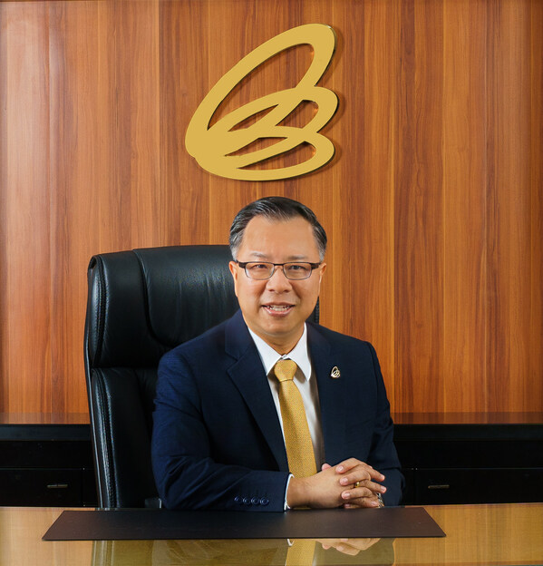Mr. Narit Therdsteerasukdi, Secretary General of the BOI, announced today that investment promotion applications in Thailand reached 431.2 billion baht (USD 12.9 billion) in the first quarter of 2025, almost doubling compared to the same period last year. The surge was driven by major infrastructure projects and a fivefold rise in digital sector applications, mainly by foreign investments in data centers.