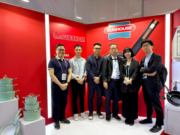 Sunhouse representative took photos with partners visiting the booth at the Canton Fair exhibition