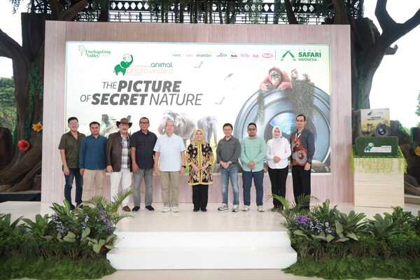 Launching Ceremonial of IAPVC, Rizki Handayani Deputy for Industry and Investment at the Ministry of Tourism, Indonesia (Female, Batik Shirt) & Hans Manansang (Male, Grey Shirt) with stakeholder of TSI