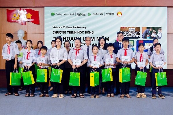 Cathay United Bank Ho Chi Minh Branch (CUBHCM), the bank held the 17th "Elevated Tree Program" Scholarship Award Ceremony at Quang Nam College. During the event, CUBHCM supported underprivileged students by awarding 360 scholarships, amounting to a total of VND 360 million. (Photo provided by Cathay United Bank) Cathay United Bank Ho Chi Minh Branch (CUBHCM), the bank held the 17th "Elevated Tree Program" Scholarship Award Ceremony at Quang Nam College. During the event, CUBHCM supported underprivileged students by awarding 360 scholarships, amounting to a total of VND 360 million. (Photo provided by Cathay United Bank)