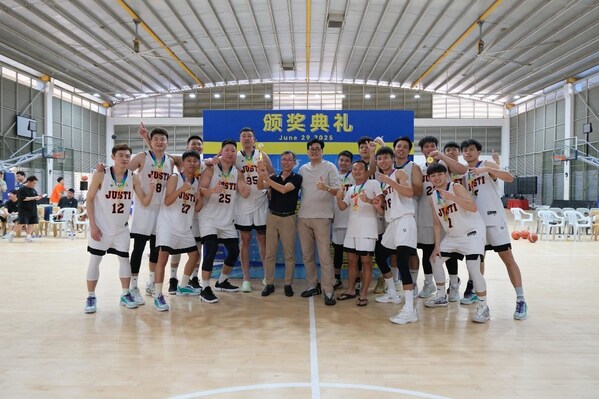 Award Ceremony Photo of the Champion Team