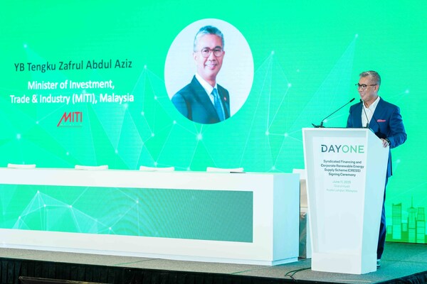 YB Senator Tengku Zafrul Abdul Aziz, Minister of Investment, Trade and Industry, giving remarks at the signing ceremony of Corporate Renewable Energy Supply Scheme (CRESS) between DayOne and Tenaga Nasional Berhad (TNB) YB Senator Tengku Zafrul Abdul Aziz, Minister of Investment, Trade and Industry, giving remarks at the signing ceremony of Corporate Renewable Energy Supply Scheme (CRESS) between DayOne and Tenaga Nasional Berhad (TNB)