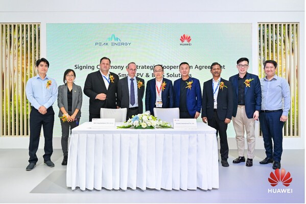 The Huawei and Peak Energy teams at SNEC 2025 at the signing ceremony of an MoU to Accelerate 700MWp C&I Solar Projects Across APAC