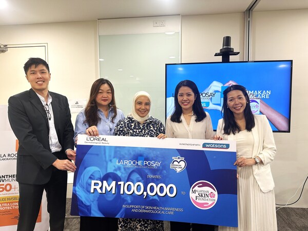 The Malaysian Skin Foundation received RM100,000 raised through the Dermakan Derma Care campaign by La Roche-Posay. Pictured (from left to right): L’Oréal Dermatological Beauty Commercial Director, Lloyd Teo; Watsons Head of Trading, Carrol Tan; Malaysian Skin Foundation Committee Representative, Dato’ Dr. Noor Zalmy Azizan; L’Oréal Dermatological Beauty Marketing Director, Natalie Goh; and L’Oréal Dermatological Beauty Medical Director, Nicole Liang.