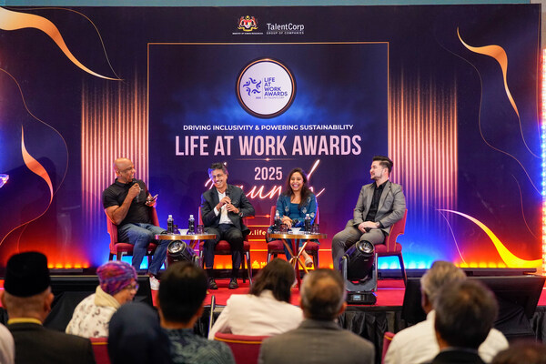 Fireside Chat session entitled “Balancing Productivity in a Tech Driven World” moderated by Datuk Jake Abdullah, TalentCorp 50 Fellow, Thomas Mathew, Group Chief Executive Officer TalentCorp, Adrita Datta, Head of Human Resources Malaysia & Singapore Cluster British American Tobacco and Wai Yu See Toh, Chief Executive Officer, Central Force International.
