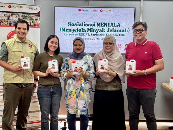 Sr. Manager Corporate Social Responsibility Pizza Hut Indonesia, Nurdrajat Sumadyana (far left), and Head of Brand & Partnership TUKR, Adhi Putra Tawakal (far right), together with Pizza Hut Indonesia employees at the launch of the ‘MENYALA Bersama TUKR’ program at the Pizza Hut Indonesia Restaurant Support Center on May 20, 2025. ‘MENYALA’ or ‘Mengelola Minyak Jelantah/Managing Used Cooking Oil’ was initiated by TUKR and implemented together with Pizza Hut Indonesia as a program partner. In ‘MENYALA’, TUKR provides 1 liter jerry cans for each participating Pizza Hut Indonesia employee to help them collect used cooking oil from households easily and safely. The implementation of the ‘MENYALA Bersama TUKR’ program at Pizza Hut Indonesia is the next stage of cooperation between the two parties, where TUKR helps manage PHD (Pizza Hut Delivery) used cooking oil waste appropriately and usefully as a raw material for biofuel production. Sr. Manager Corporate Social Responsibility Pizza Hut Indonesia, Nurdrajat Sumadyana (far left), and Head of Brand & Partnership TUKR, Adhi Putra Tawakal (far right), together with Pizza Hut Indonesia employees at the launch of the ‘MENYALA Bersama TUKR’ program at the Pizza Hut Indonesia Restaurant Support Center on May 20, 2025. ‘MENYALA’ or ‘Mengelola Minyak Jelantah/Managing Used Cooking Oil’ was initiated by TUKR and implemented together with Pizza Hut Indonesia as a program partner. In ‘MENYALA’, TUKR provides 1 liter jerry cans for each participating Pizza Hut Indonesia employee to help them collect used cooking oil from households easily and safely. The implementation of the ‘MENYALA Bersama TUKR’ program at Pizza Hut Indonesia is the next stage of cooperation between the two parties, where TUKR helps manage PHD (Pizza Hut Delivery) used cooking oil waste appropriately and usefully as a raw material for biofuel production.