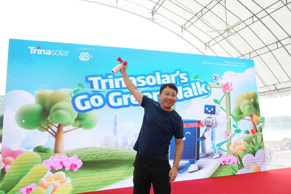 President of Trinasolar APAC, Todd Li, flags off the Go Green Walk.