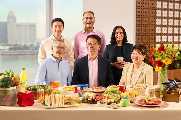 DBS’ partnership with Cold Storage, CS Fresh, Giant, Guardian and 7-Eleven makes it the only bank in Singapore to offer spending privileges at more than 680 outlets. (Clockwise from top left of photo) Calvin Ong, Head of Consumer Banking Group, DBS Singapore; Naresh Kalani, Managing Director, Guardian; Anushree Khosla, Managing Director, 7-Eleven; Chan Sow Han, Head of Payments & Platforms, Consumer Banking Group, DBS Singapore; Lim Him Chuan, DBS Singapore Country Head; Lim Boon Cheong, Managing Director, Cold Storage and Giant