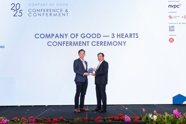 Giti Tire Chief Sustainability Officer, Dr Pang Chong Hau, receiving the conferment on behalf of Giti Tire at the 2025 Company of Good Conference & Conferment