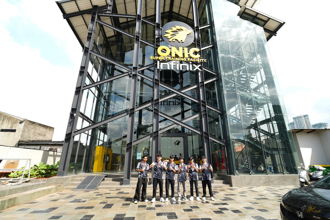 Tim juara Indonesia, Little Pikaa, menjalani sesi latihan di fasilitas pelatihan ONIC Esports