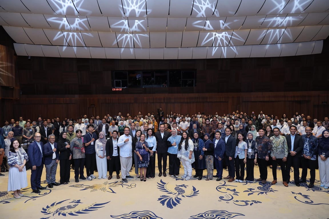 <br />“><figcaption></figcaption></figure>
<p>Setelah seluruh Synergy Group menampilkan masing-masing inovasinya, terpilihlah 5 (lima) diantaranya yang akan memenangkan dana hibah untuk mengimplementasikan programnya di wilayah terpilih. Kelima Synergy Group terpilih, yaitu:</p>
<p>•	Parongpong RAW Lab & Anambas Foundation, dengan inovasi sampah nelayan daur ulang di Anambas, Kepulauan Riau;</p>
<p>•	Collabit, Ruang Kolaborasi Perempuan, & POKMASWAS Sandominggo, dengan inovasi mengubah sampah ikan menjadi pupuk organik di Larantuka, Nusa Tenggara Timur;</p>
<p>•	Aquabloom & Lombok Research Center, dengan inovasi mengubah sampah rumput laut menjadi biostimulan di Lombok, Nusa Tenggara Barat;</p>
<p>•	Puffer & Yayasan Rompang Celebes (YRC) Indonesia, dengan inovasi teknologi destilasi air bersih bertenaga surya & angin di Liukang Tupabbiring, Sulawesi Selatan; dan</p>
<p>•	Ravelware & Yayasan Lestari Mulia, dengan inovasi pembuatan material grafin untuk bahan bangunan dari sampah pesisir di Takalar, Sulawesi Selatan.</p>
<p>Acara Demo Day BISA ini menandai langkah signifikan dalam kemitraan Inggris–Indonesia, yang menyongsong visi ekonomi biru yang resilien, inklusif, dan berkelanjutan. Terpilihnya para Synergy Group dapat menjadi sebuah langkah maju, menggarisbawahi solusi yang ditawarkan merupakan cetak biru terkait bagaimana teknologi, kolaborasi antar komunitas, dan kemitraan internasional dapat mengakselerasi pengembangan daerah pesisir dan menciptakan pertumbuhan ekonomi yang berkelanjutan.</p>
<p>“Inisiatif seperti BISA menegaskan bahwa solusi berbasis komunitas memiliki peran strategis dalam membentuk arsitektur pembangunan global yang lebih inklusif dan adaptif terhadap konteks lokal,” tegas Wamenlu. “Inisiatif ini adalah contoh praktik baik yang dapat diadaptasi oleh negara-negara pulau dan kepulauan dalam menghadapi tantangan bersama. Melalui kolaborasi seperti ini, kita memperkuat solidaritas global dan mempercepat hadirnya solusi transformatif yang menjawab kebutuhan nyata masyarakat pesisir.” Ujar Wakil Menteri Luar Negeri, Arif Havas Oegroseno.</p>
        </div>

        <footer>
            <!-- post pagination -->            <!-- review -->
            <div class=