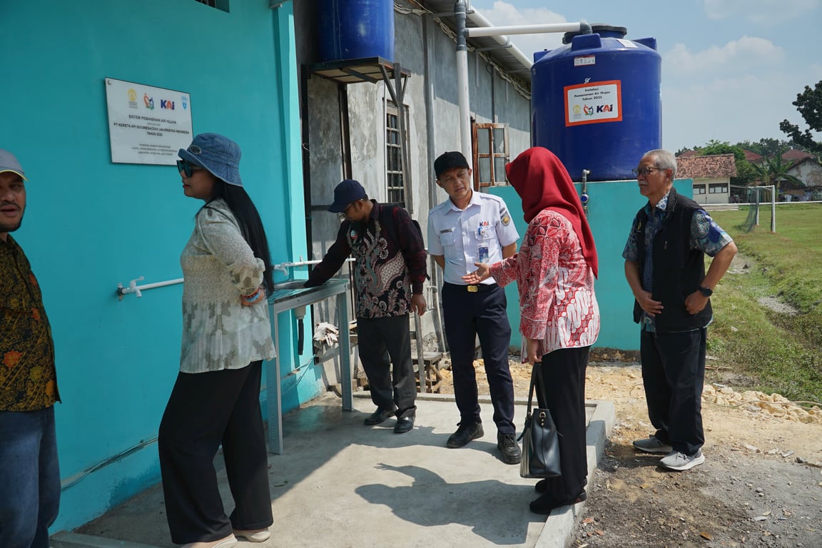 Tim TJSL KAI saat peninjauan sistem pemanenan air hujan di Kradenan