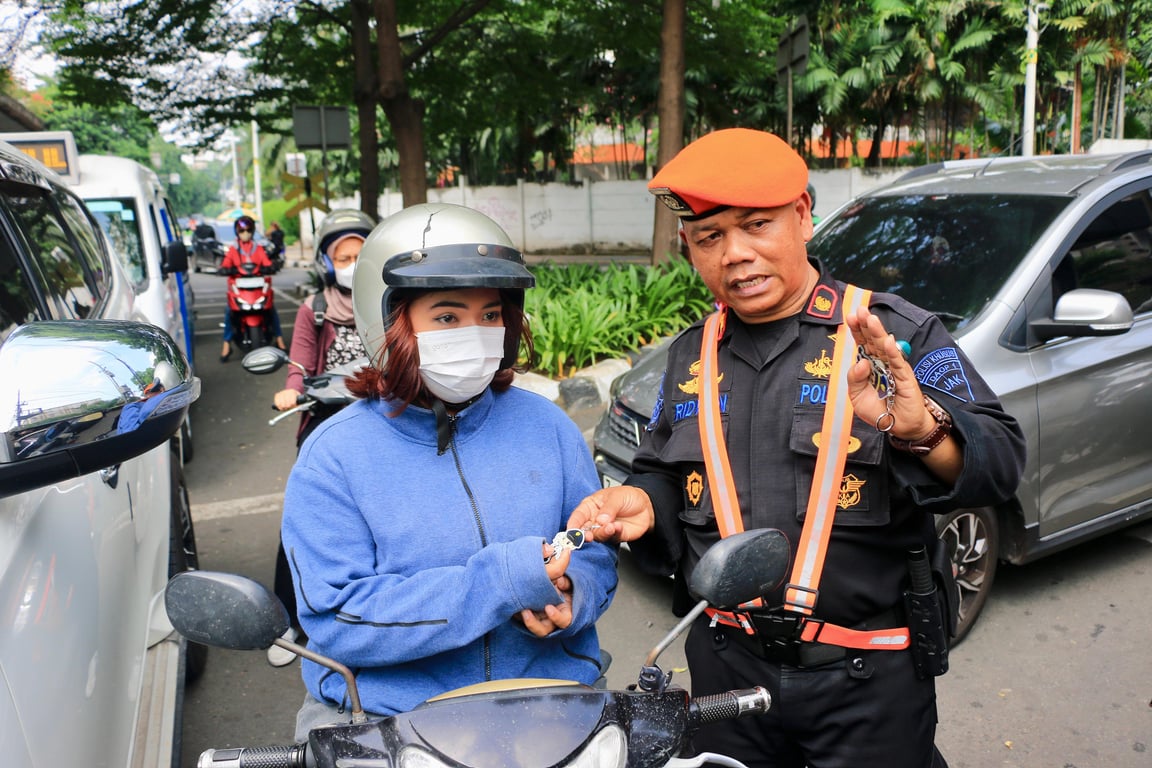 Petugas Polsuska saat memberkan souvenir kepada pengendara dan menyampaikan himbauan sosialisasi keselamatan di perlintasan sebidang pada Sabtu (19/7).