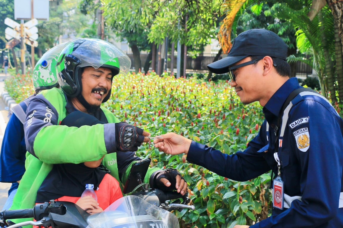 Pengendara menerima souvenir dari KAI Daop 1 Jakarta sekaligus menerima himbauan untuk berhenti ketika pintu perlintasan sebidang telah tertutup.