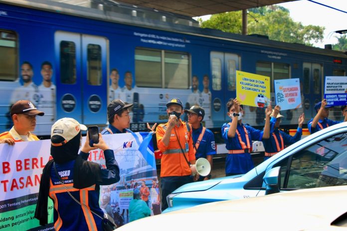 KAI Daop 1 Jakarta Bersama Komunitas Railfans Lakukan Sosialisasi Keselamatan di Perlintasan Sebidang JPL 17 Stasiun Duren Kalibata