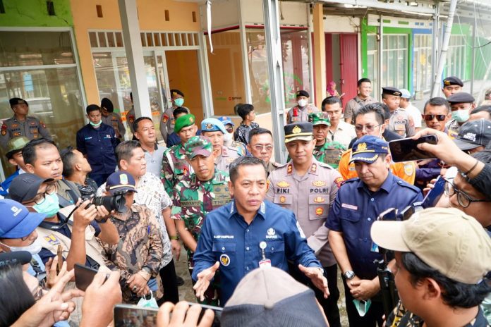 KAI Daop 1 Jakarta Bersama Pemkab Karawang Lakukan Penertiban Bangunan Liar di Atas Aset KAI