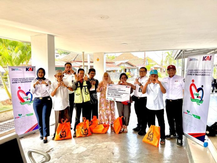 KAI Divre IV Tanjungkarang Salurkan Bantuan CSR dan Berikan Penghargaan kepada Mitra Debitur