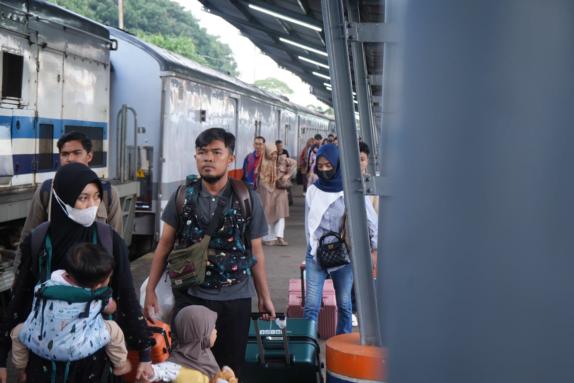 Foto: Penumpang kereta tiba di stasiun Kertapati.