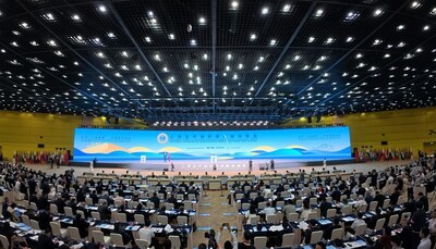 This photo taken on July 25, 2025 shows a scene at the plenary session of the Shanghai Cooperation Organization (SCO) Media and Think Tank Summit in Zhengzhou, capital of central China's Henan Province. (Xinhua/Li Jianan) (PRNewsfoto/Xinhuanet)