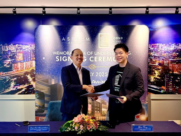 Dato Sri Ahmad Azizi, Head of Corporate Strategy & Performance, Setia Awan Group, with Glenn Wong, Managing Director and Co-founder of COBNB Malaysia at the signing of Memorandum of Understanding at the Astrum Ampang Gallery on 28 July 2025
