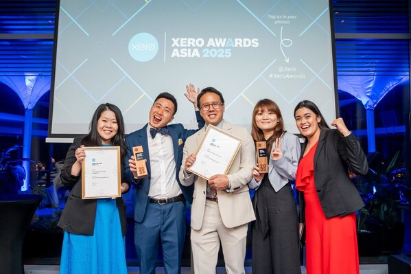 Mr Bryan Zhao (in blue), Mr Matthew Phua (in taupe), Founding Partners of Harvest Accounting and their team celebrating the double wins at the Xero Asia Awards 2025 on 7 Aug.