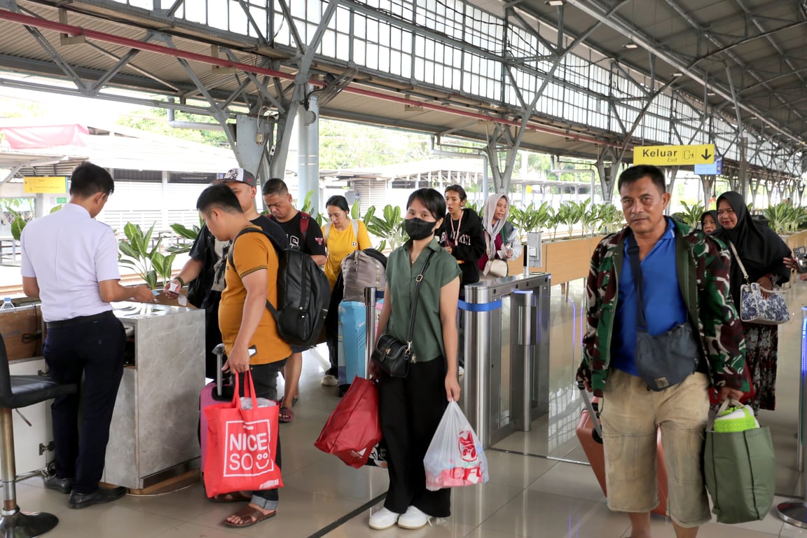 Sejumlah pelanggan KA di Stasiun Pasarsenen akan menggunakan KA jarak jauh, pada Sabtu (2/8).