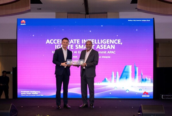 Minister of Digital Malaysia, Yang Berhormat Gobind Singh Deo and Huawei Malaysia’s CEO Simon Sun at the Huawei Cloud AI Ecosystem Summit APAC 2025 Minister of Digital Malaysia, Yang Berhormat Gobind Singh Deo and Huawei Malaysia’s CEO Simon Sun at the Huawei Cloud AI Ecosystem Summit APAC 2025