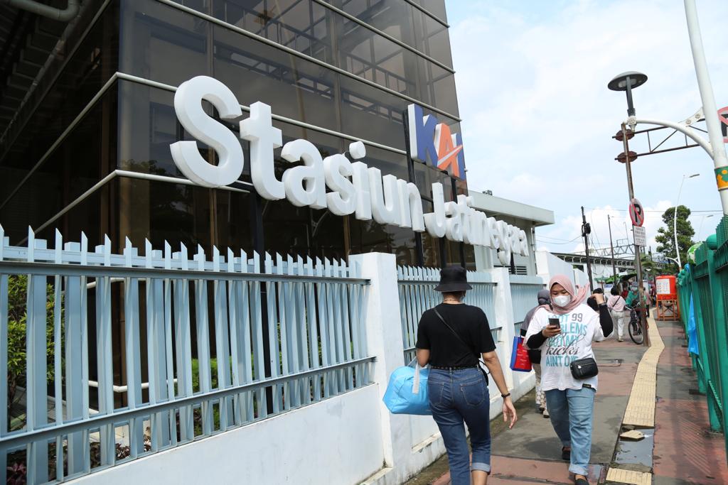 Gambar Ilustrasi Depan Stasiun Jatinegara