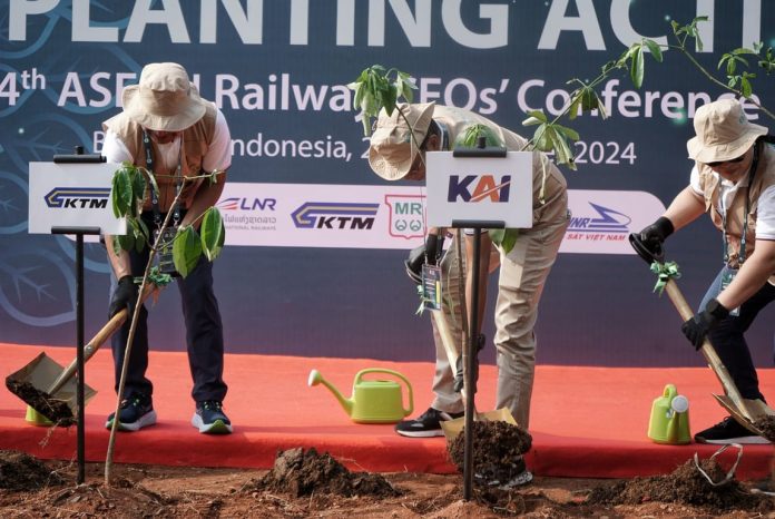 Langkah Hijau KAI: Menanam Pohon, Menyerap Karbon, Menjaga Bumi
