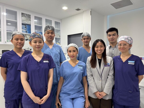 Dr. Natasha Tan, one of Singapore’s pioneer surgeons for SILK technology, and her team of ophthalmologists.