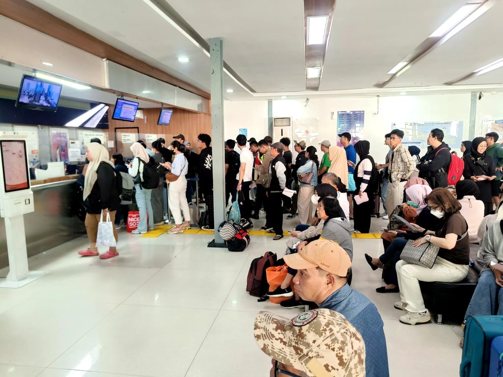 Sejumlah pelanggan melakukan pembatalan tiket di loket Stasiun Pasar Senen akibat adanya pembatalan perjalanan KA pada Sabtu 92/8) pagi, imbas insiden di Daop 3 Cirebon sejak Jumat (1/8) sore.