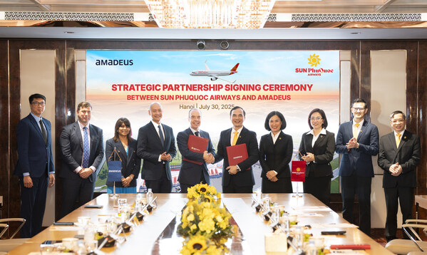 Javier Laforgue, EVP, Travel Unit and MD, Asia Pacific, Amadeus and Nguyen Manh Quan, CEO of Sun PhuQuoc Airways shake hands in Hanoi.