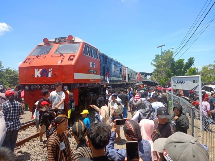 Antusiasme Pecah! KAI Daop 8 Surabaya Suguhkan Parade Kereta Livery Vintage Bersejarah