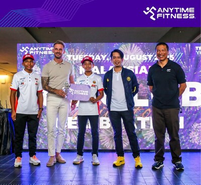 Pictured from Left to Right: Ryan Cheal, Group Chief Operating Officer of Inspire Brands Asia, Regional Master Franchisee of Anytime Fitness presents Anytime Fitness key fob as a symbol of membership sponsorships to National Athletes; Hakim Danish (left) and Qabil Irfan Azlan (right) kickstarting the strategic collaboration between Anytime Fitness and the Ministry of Youth and Sports Malaysia, witnessed by YB Tuan Adam Adli Abd Halim, Deputy Minister of Youth and Sports Malaysia and Datuk Razlan Razali, Franchisee of Anytime Fitness Neocyber. Pictured from Left to Right: Ryan Cheal, Group Chief Operating Officer of Inspire Brands Asia, Regional Master Franchisee of Anytime Fitness presents Anytime Fitness key fob as a symbol of membership sponsorships to National Athletes; Hakim Danish (left) and Qabil Irfan Azlan (right) kickstarting the strategic collaboration between Anytime Fitness and the Ministry of Youth and Sports Malaysia, witnessed by YB Tuan Adam Adli Abd Halim, Deputy Minister of Youth and Sports Malaysia and Datuk Razlan Razali, Franchisee of Anytime Fitness Neocyber.