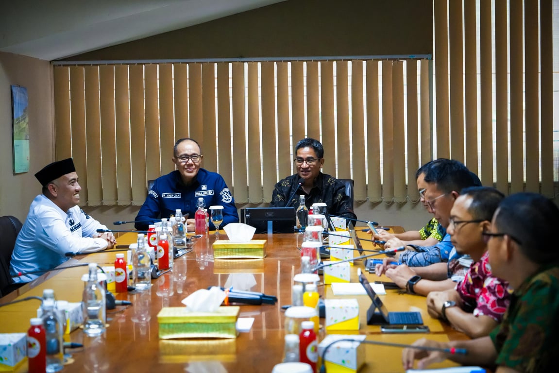 Walikota Sukabumi H. Ayep Zaki bersama jajaran saat audiensi dengan EVP KAI Daop 1 Jakarta, Yuskal Setiawan di Ruang Batavia Kantor Daop 1 Jakarta